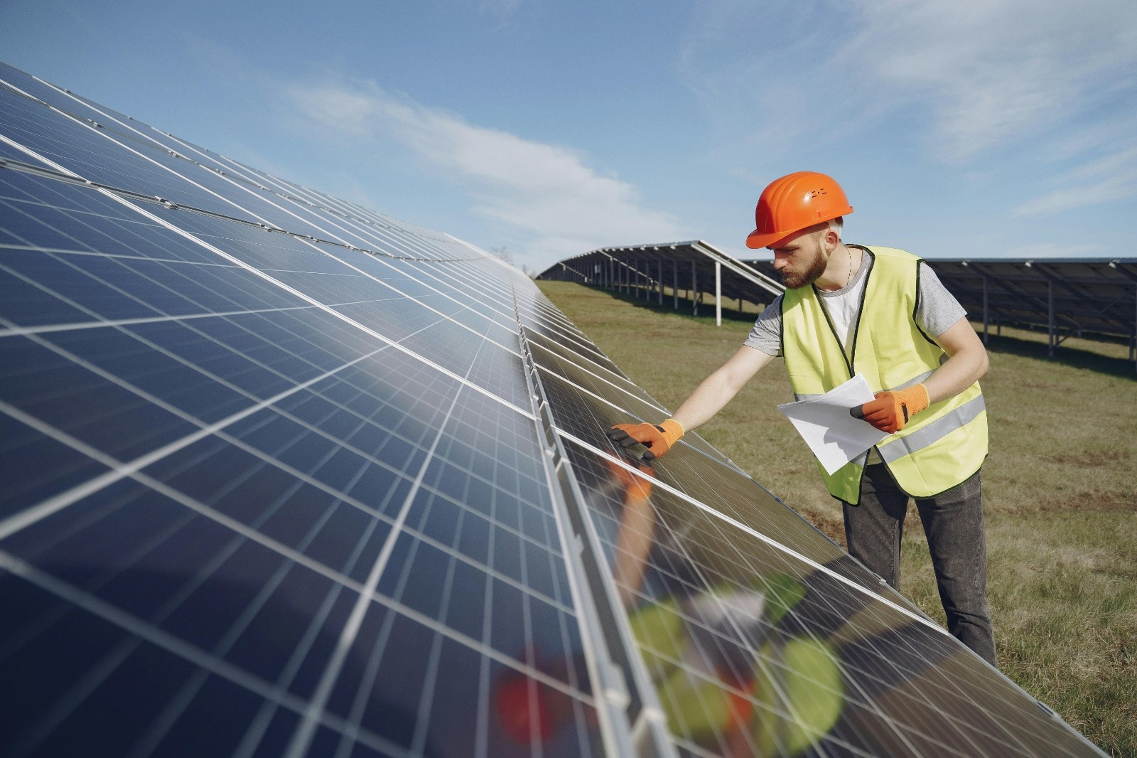 Why Working with a Solar Panel Company Near Me Saves Money